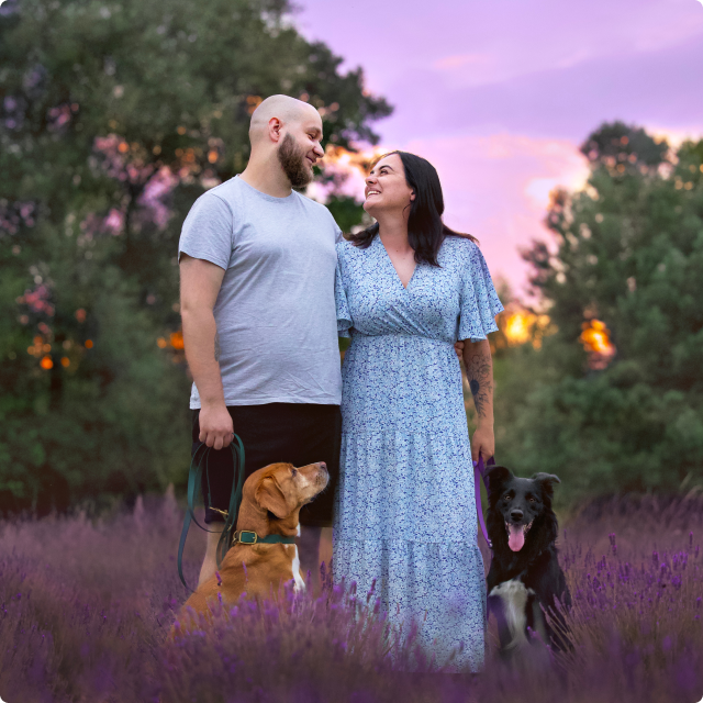 para z dwoma psami na polu lawendy pod Warszawą na tle zachodzącego nieba