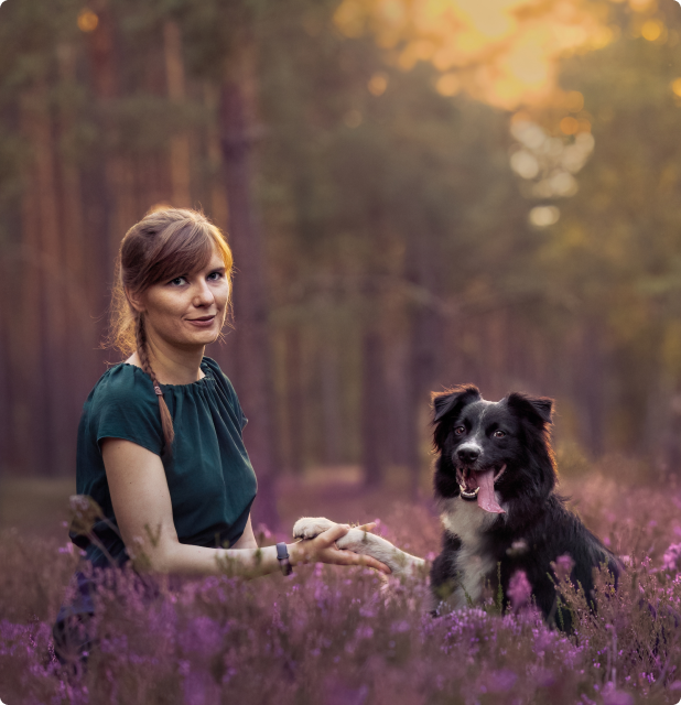 kobieta i pies w lesie pod Warszawą na polu wrzosów