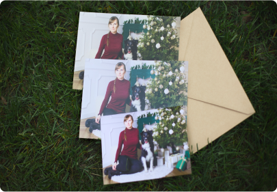 prezentacja rodzajów wydruków zdjęć na różnych papierach z kopertą na trawie