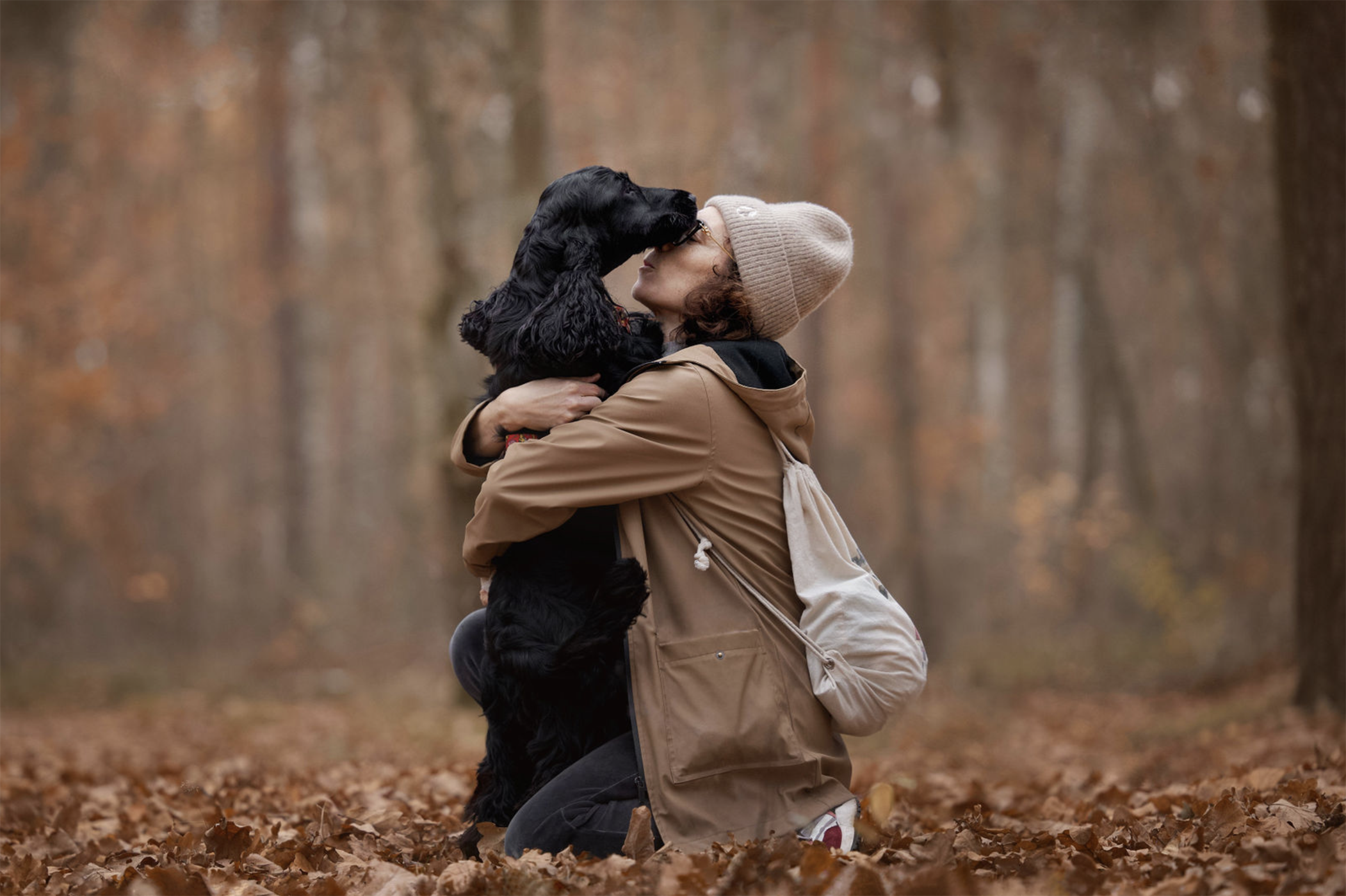 ciepły portret właścicielki z psem cocker spanielem w przytulonych do siebie