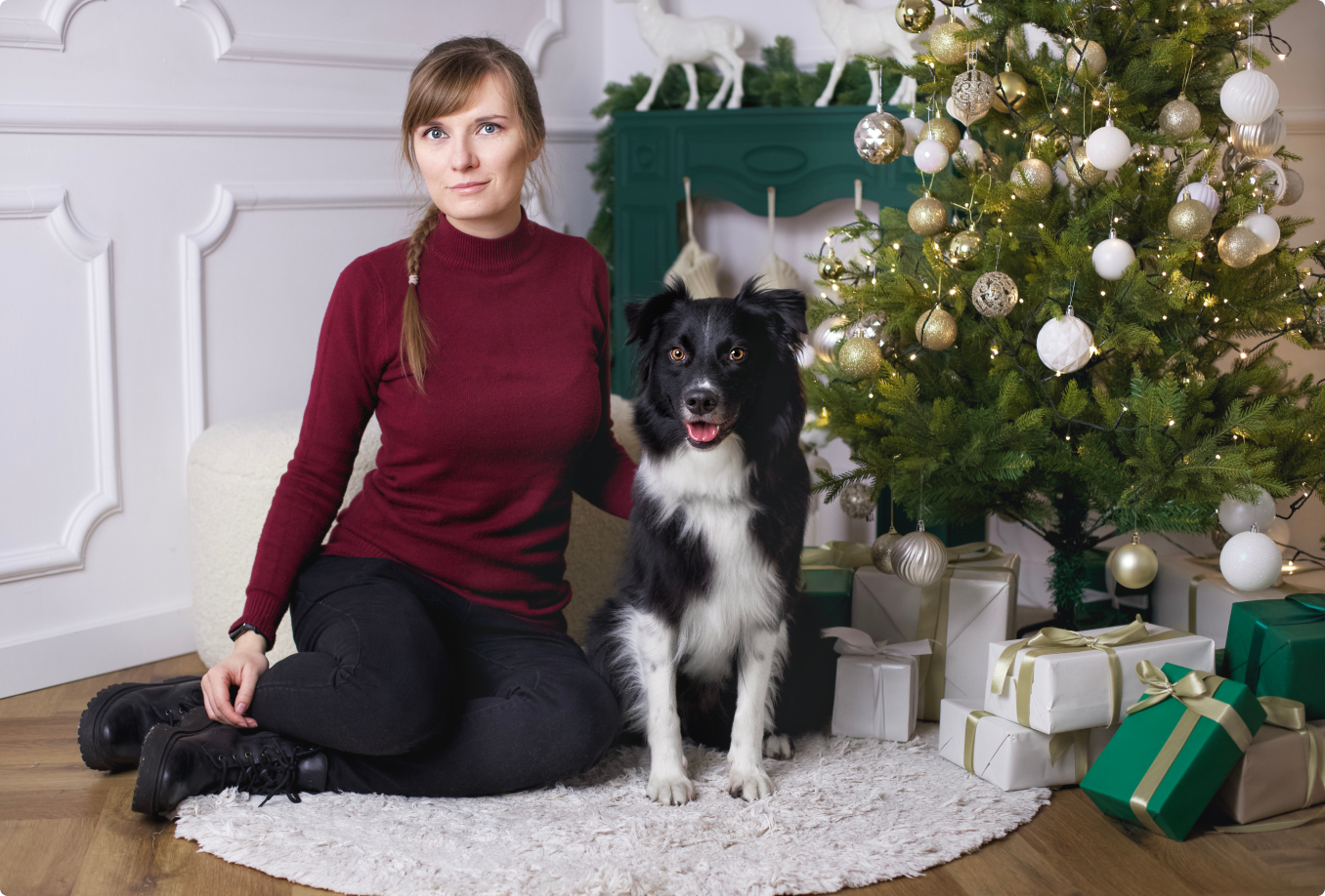 studyjna sesja świąteczna właścicielki z psem pod choinką i z prezentami